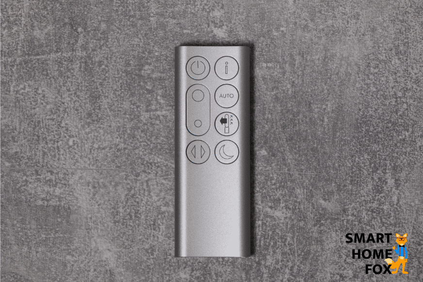 Пульт дистанционного управления очистителя воздуха и вентилятора Dyson Pure Cool TP05 на сером фоне.